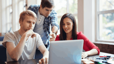 Studente che valuta come scegliere il corso di laurea giusto con una guida pratica