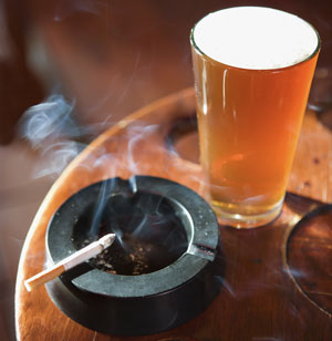 Fumo e alcol, il mix da evitare per mantenersi in salute