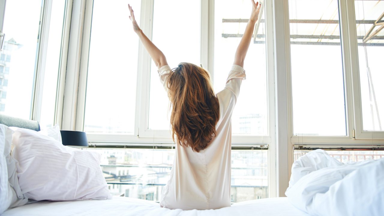 Come svegliarsi presto la mattina: 8 consigli utili per alzarsi dal letto