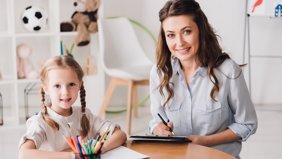 Come diventare psicologa infantile: studi e possibilità