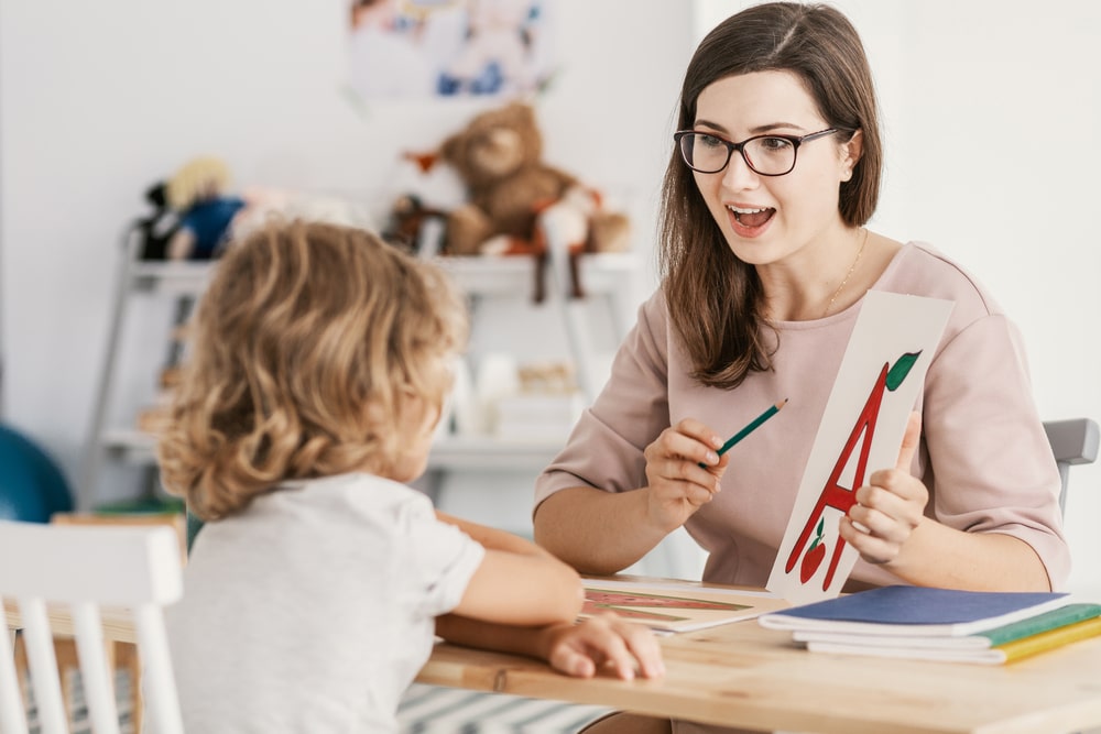 Come insegnare a un bimbo dislessico a studiare: consigli utili