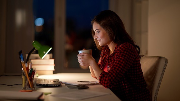 5 consigli utili per studiare di notte e rimanere svegli