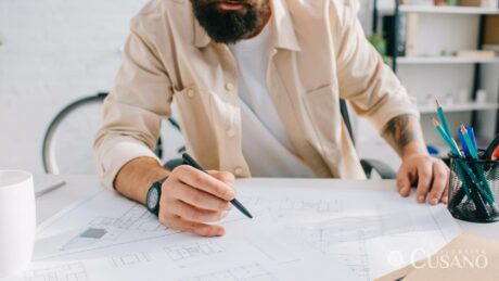 giovane professionista fa un disegno di un progetto di impianto industriale